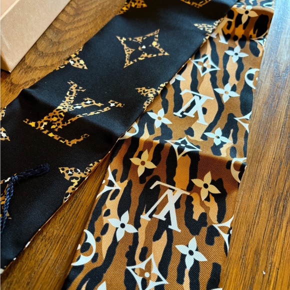 Louis Vuitton authentic silk scarf RARE limited edition print! NEW! - Picture 4 of 5